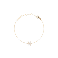 白背景に円形に整えた、魚座モデルのCrystal Zodiac Chain Bracelet Goldの全体像です。ゴールドの細いチェーンの下部には、クリスタルで表現された魚座のシンボルがあしらわれています。上部にはアジャスターリングやブランド刻印プレート、ロブスタークラスプが確認できます。