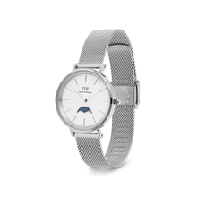 Petite Lune Sterlingを斜め上から撮影した全体像です。シルバーメッシュのストラップとクラスプ部分、ステンレススチールの刻印が確認でき、ホワイトダイヤルのムーンフェーズ小窓とギョーシェ模様が柔らかな光に映えています。