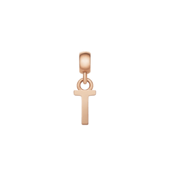 Daniel WellingtonのLetter Charm Rose Gold「T」は、水平と垂直の直線が交わるシンプルなデザインが特徴です。ローズゴールドのなめらかな輝きが白い背景に映え、上品なイニシャルチャームに仕上がっています。
