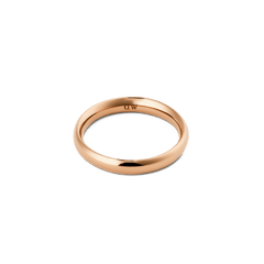 Arch Ring Rose Gold 3.5mmを正面やや上から撮影した画像です。内側にはDaniel Wellingtonの刻印が確認できます。角のない滑らかな曲面が光を受け、ローズゴールドの上品な輝きが白い背景に映えています。