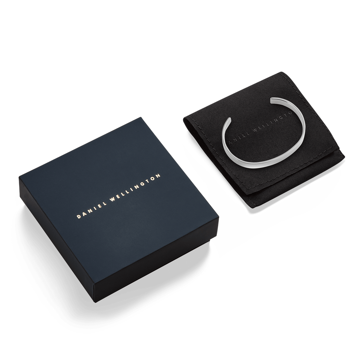 Line Cuff Polished Silverが、ブランドロゴ入りのネイビーギフトボックスとブラックのスエード調ポーチとともに収められたパッケージです。贈り物にもぴったりの上品な梱包が特徴です。