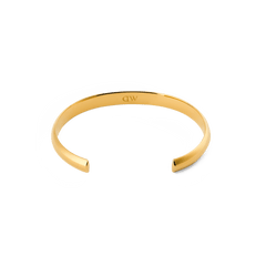 Arch Cuff Gold 6mmを内側から捉えたアングルの商品画像です。ゴールドカラーのオープンカフの内面にはDaniel Wellingtonのロゴが刻印されており、白背景に映えるポリッシュ仕上げの輝きが際立っています。