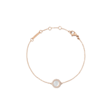 ダニエルウェリントン Audrey Bracelet Mother of Pearl Rose Goldの全体像。ローズゴールドの細いチェーン中央に、ホワイトキュービックジルコニアで縁取られたドーム型のマザーオブパールチャームが配置されており、ロブスタークラスプとサイズ調節リングが確認できます。