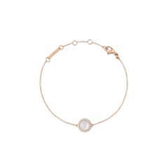 ダニエルウェリントン Audrey Bracelet Mother of Pearl Rose Goldの全体像。ローズゴールドの細いチェーン中央に、ホワイトキュービックジルコニアで縁取られたドーム型のマザーオブパールチャームが配置されており、ロブスタークラスプとサイズ調節リングが確認できます。