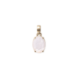 ダニエルウェリントンのMother of Pearl Oval Gold Charmの正面画像です。ファセットカットを施した乳白色のマザーオブパールを、4つのゴールド爪で留めた天然石チャームです。