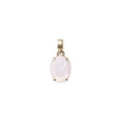 ダニエルウェリントンのMother of Pearl Oval Gold Charmの正面画像です。ファセットカットを施した乳白色のマザーオブパールを、4つのゴールド爪で留めた天然石チャームです。