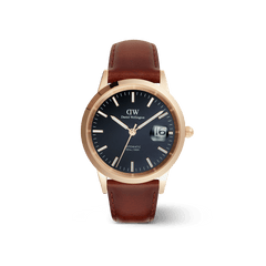 Iconic St Mawes Automatic Rose Goldの正面画像です。深みのあるブラックの文字盤に、ローズゴールドの夜光バーインデックスと針を配し、3時位置には日付表示の拡大窓を設けています。ブラウンのレザーストラップはステッチが施され、温かみのある質感に仕上げています。