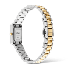 Bound Mini 3-Link Two Tone Goldを裏蓋側から見た画像です。ステンレススチール製のケースバックにはDaniel Wellingtonのロゴやシリアルナンバーが刻印されており、ゴールドのリューズとツートーンカラーの3リンクブレスレットが円を描くように配置されています。