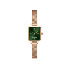 Daniel Wellington Quadro Mini Melrose Emeraldの正面画像。ローズゴールドのスクエアケースにエメラルドグリーンのサンレイ文字盤、ローズゴールドのメッシュストラップを合わせた、女性向けのコンパクトな腕時計です。