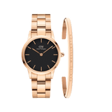 Daniel WellingtonのIconic Link BlackとClassic Braceletの2点セットです。ブラックの文字盤にバーインデックスをあしらった腕時計と、スリムなオープンカフデザインのブレスレットが、統一感のあるローズゴールドトーンで揃います。