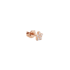ローズゴールドの星型モチーフが印象的なCrystal Star Stud Rose Goldを斜めから撮影した画像です。バタフライキャッチとポスト部分が確認でき、キュービックジルコニアの繊細な輝きが際立ちます。