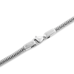 Tide Mesh Bracelet Sterling 2.8のクラスプ部分をクローズアップした画像です。ロブスタークラスプが開いた状態で、フラットな留め具の構造とメッシュチェーンの細かな編み目がご覧いただけます。