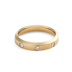 ダニエルウェリントン Classic Lumine Ring Goldを正面やや上方から撮影した画像です。ポリッシュ加工のゴールドカラーのバンドに、等間隔でキュービックジルコニアがあしらわれており、内側にはブランドロゴの刻印が確認できます。