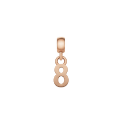 Daniel WellingtonのNumber Charm Rose Goldは、数字の「8」をモチーフにしたデザインです。ふたつの丸い抜きが連なるシンメトリーなフォルムに、ローズゴールドのポリッシュ加工が上品な輝きを添えています。