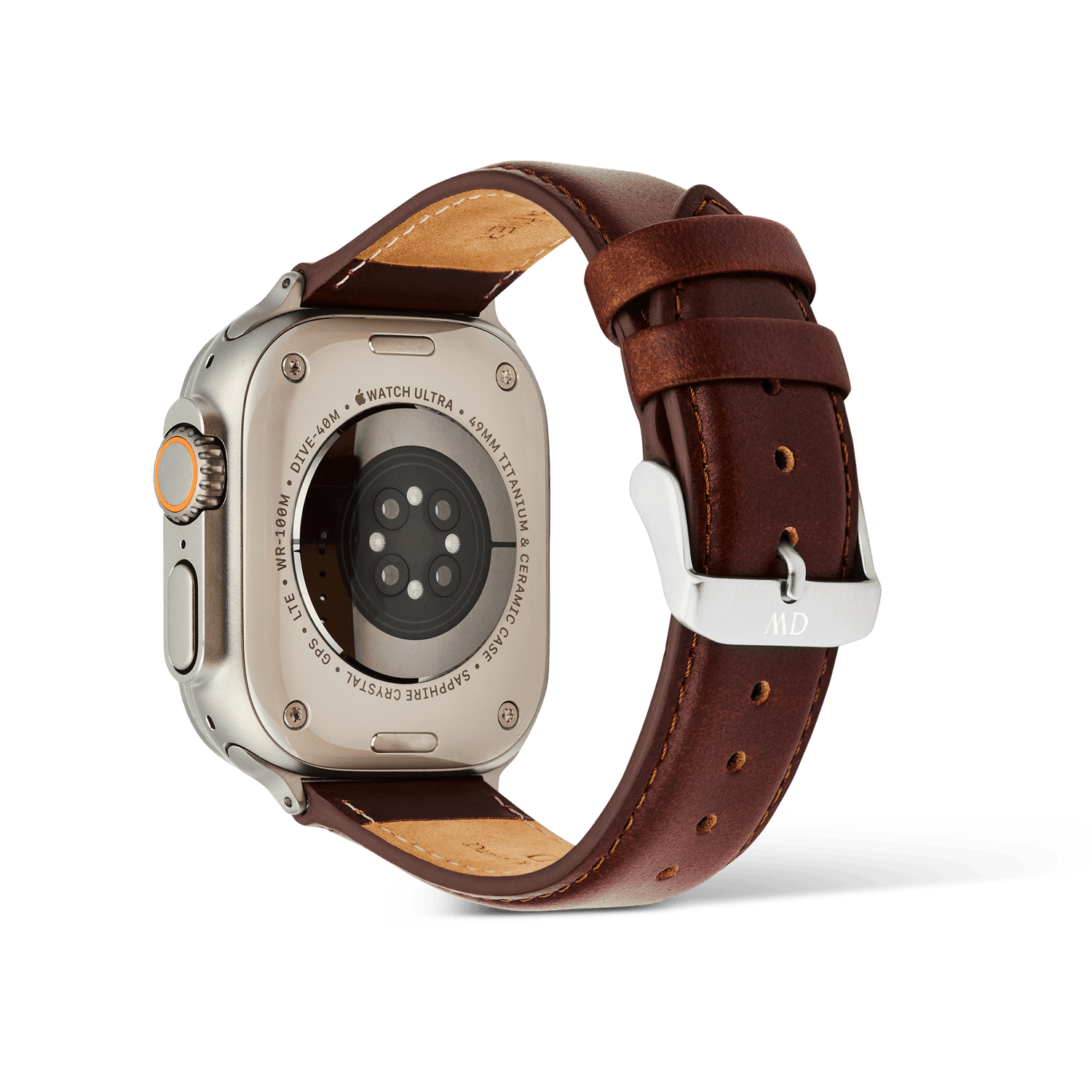 Apple Watch Ultraの裏面から見たDaniel Wellington Smartwatch Leather Strap St Mawesの装着イメージです。ブラウンのレザーストラップの内側にはナチュラルな素地が覗き、シルバーのピンバックルにはDaniel Wellingtonのロゴが刻印されています。