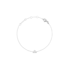 てんびん座をモチーフにしたCrystal Zodiac Chain Bracelet Silverを円形に広げた商品画像です。細身のシルバーチェーンの中央には、キュービックジルコニアであしらわれた天秤のシンボルが配置されており、アジャスターリングやブランドプレートも確認できます。