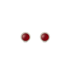 Daniel Wellington Audrey Earrings Red Agathe Goldは、深みのある赤メノウのカボションをホワイトキュービックジルコニアのハローが包み込む、ゴールドトーンのスタッドピアスです。
