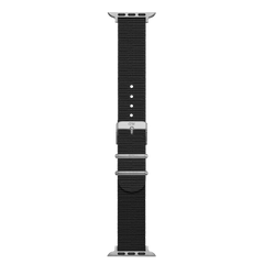 Apple Watch対応のDaniel WellingtonスマートウォッチストラップNATOを、縦に伸ばした状態で撮影した画像です。ブラックの織り地にシルバーのアダプター、ピンバックル、キーパーが配置され、ミニマルで端正なデザインが際立っています。