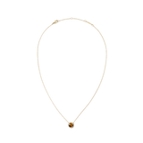 ダニエルウェリントン Audrey Necklace Tiger Eye Goldの全体像です。細身のゴールドチェーンの中央に、ホワイトキュービックジルコニアで縁取られたドーム型のタイガーアイストーンをあしらったペンダントチャームが配置されています。ロブスタークラスプとブランドプレートも確認できます。