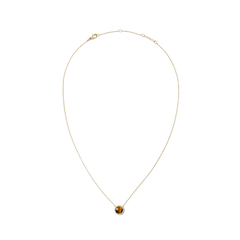 ダニエルウェリントン Audrey Necklace Tiger Eye Goldの全体像です。細身のゴールドチェーンの中央に、ホワイトキュービックジルコニアで縁取られたドーム型のタイガーアイストーンをあしらったペンダントチャームが配置されています。ロブスタークラスプとブランドプレートも確認できます。