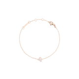 ローズゴールドの繊細なチェーンが特徴のCrystal Zodiac Chain Braceletに、しし座のクリスタルチャームがあしらわれた全体像です。白い背景の上でブレスレットを広げ、ブランド刻印入りのアジャスタープレートやロブスタークラスプのディテールが確認できます。
