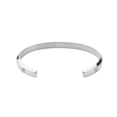 Classic Lumine Braceletシルバーの内側を正面から捉えた画像です。ヘアライン仕上げの内面中央にはDaniel Wellingtonのロゴが刻印され、両端にキュービックジルコニアがあしらわれたオープンカフデザインが特徴です。