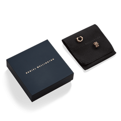 ダニエルウェリントンのネイビーギフトボックスとブランドロゴ入りブラックポーチに収められた5-Link Earrings ローズゴールド。贈り物に最適な上品なパッケージでお届けします。
