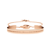 ダニエルウェリントンのロゴを刻印したローズゴールドのElan Braceletカフと、インターロッキングリングモチーフのElan Unity Braceletチェーンを組み合わせたブレスレットセットです。