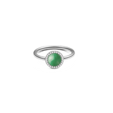 ダニエルウェリントン Audrey Ring Jade Silverの正面画像。ドーム型にカットされたグリーンのヒスイを中央に配し、ホワイトキュービックジルコニアのヘイローが石を囲む、シルバートーンの細身リングです。