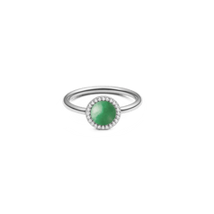 ダニエルウェリントン Audrey Ring Jade Silverの正面画像。ドーム型にカットされたグリーンのヒスイを中央に配し、ホワイトキュービックジルコニアのヘイローが石を囲む、シルバートーンの細身リングです。