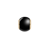 ダニエルウェリントン Black Orb Charm Gの正面画像。艶やかなブラックセラミックの球体を、ゴールドカラーのフレームが両端から挟み込んだコンパクトなデザインです。