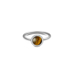 ダニエルウェリントン Audrey Ring Tiger Eye Silverの正面画像。ドーム型にカットされた琥珀色のタイガーアイを中央に配し、ホワイトキュービックジルコニアのヘイロー（光輪）セッティングが石を囲む細身のシルバーリングです。