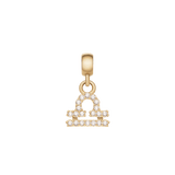 てんびん座のCrystal Zodiac Charm Gold。天秤のシンボルをモチーフにしたラインにキュービックジルコニアが輝き、ゴールドのベイルとともに白背景で撮影された商品画像です。
