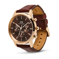 Daniel Wellington Iconic Chronograph St Mawesを斜めから撮影した画像です。ローズゴールドのケースとアンバーのダイヤルが醸し出す温かみのある色合い、ダークブラウンのナッパレザーストラップの質感やステッチ、ピンバックルの仕上がりがご覧いただけます。