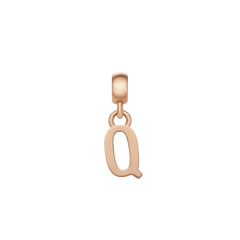 ダニエルウェリントンのレターチャーム「Q」。右下に伸びる小さなテールが印象的なシルエットと、上品なローズゴールドの輝きが魅力のイニシャルチャームです。