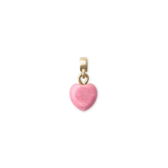 ダニエルウェリントン Rhondonite Heart Gold Charmの正面画像。ふっくらとした丸みのあるピンクのロードナイト天然石をハート型に仕上げ、ゴールドの金具で留めたチャームです。