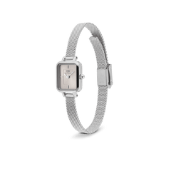 Quadro Mini Sterling Sunray Silver Liningを斜めから捉えた全体像。コンパクトなスクエアケースとシルバーメッシュストラップの立体感が際立ち、クラスプ部分の細部まで確認できる構図です。