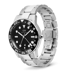 Iconic GMT Link Black Ceramic Bezel Silverを斜め横から撮影した画像です。シルバーのステンレススチール製リンクブレスレットのバタフライバックル部分が見える角度で、ブラッシュ仕上げのリンクや「STAINLESS STEEL」の刻印が確認できます。ブラックセラミックベゼルとブラック文字盤、丸みを帯びたリューズのフォルムも収められています。