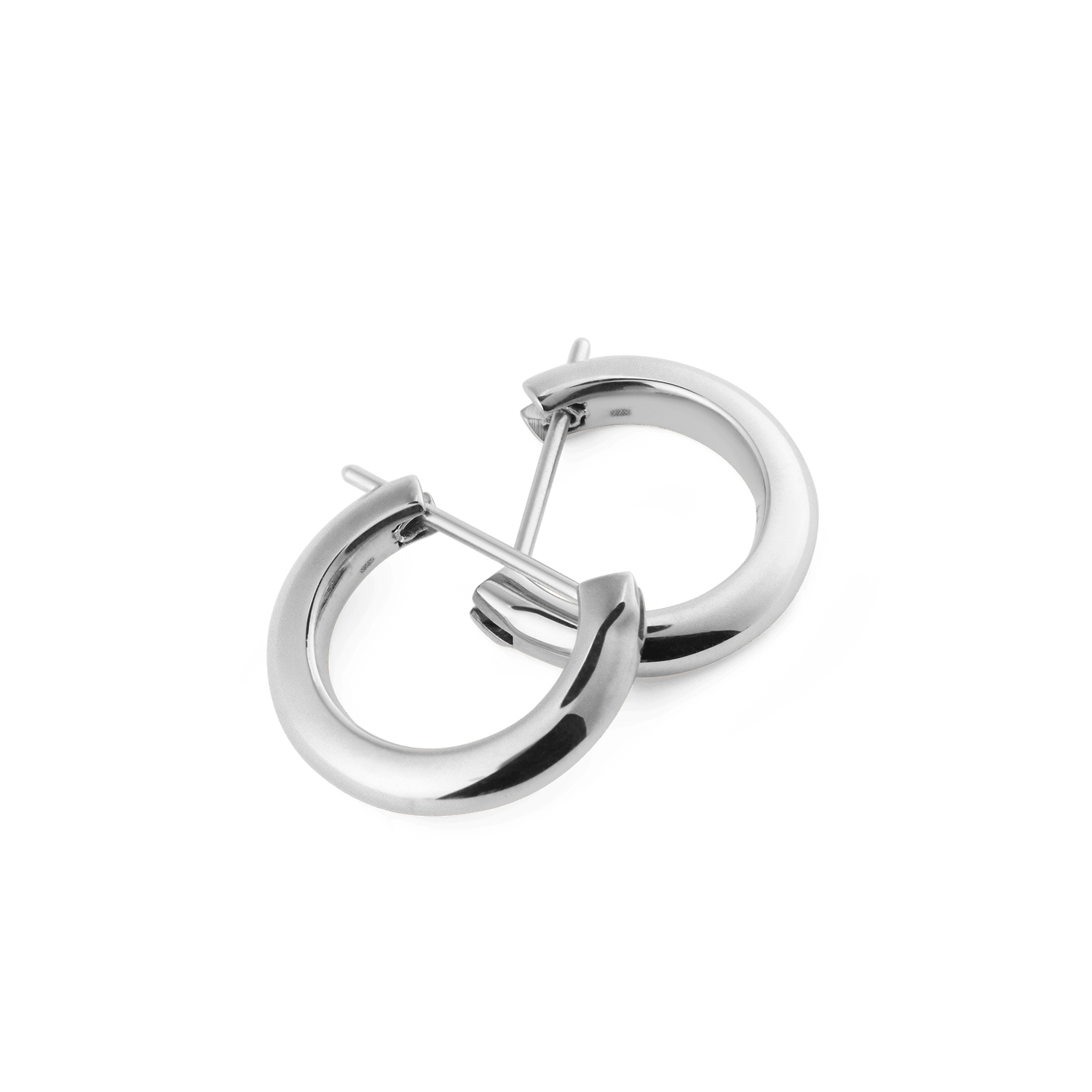 ダニエルウェリントン Arch Earrings Silver 9mmのペアを斜め上から撮影した画像です。ポリッシュ加工のシルバーカラーの小ぶりなフープが重なるように配置され、ピンクの留め具部分と滑らかなアーチ型の曲線が確認できます。