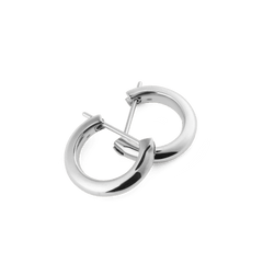 ダニエルウェリントン Arch Earrings Silver 9mmのペアを斜め上から撮影した画像です。ポリッシュ加工のシルバーカラーの小ぶりなフープが重なるように配置され、ピンクの留め具部分と滑らかなアーチ型の曲線が確認できます。
