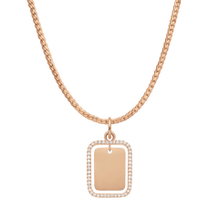 ローズゴールドのチェーンネックレスに通したRectangular Crystal Frame Pendantの全体像です。クリスタルフレームに囲まれたペンダントトップが、喜平チェーンと調和し、上品な輝きを放っています。
