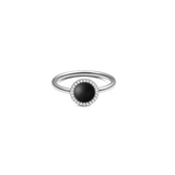 Daniel WellingtonのAudrey Ring Black Agatheは、シルバーのリングです。ドーム型カボションカットの黒メノウを中央に配置し、ホワイトキュービックジルコニアのヘイローが周囲を彩る細身のデザインが特徴です。