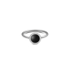 Daniel WellingtonのAudrey Ring Black Agatheは、シルバーのリングです。ドーム型カボションカットの黒メノウを中央に配置し、ホワイトキュービックジルコニアのヘイローが周囲を彩る細身のデザインが特徴です。
