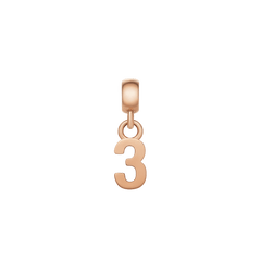 ローズゴールド仕上げの「3」をモチーフにしたDaniel WellingtonのNumber Charmです。曲線まで丁寧に磨き上げられたステンレススチール製で、上部のベイルを通してネックレスやブレスレットに取り付けられます。