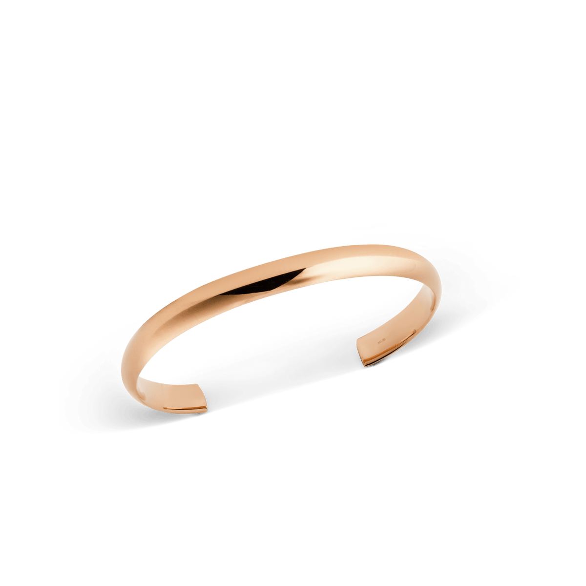 ローズゴールドの美しい輝きを捉えた、Arch Cuff Rose Gold 6mmの斜め上からの撮影画像です。装飾を排した滑らかな曲面と鏡面仕上げのローズゴールドが光を受け、柔らかな輝きを放つオープンタイプのカフブレスレットです。