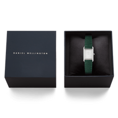 ダークネイビーのブランドギフトボックスに収められたBound Mini Green Lizard Silverの画像です。クッションの上に、グリーンのリザード型押しレザーストラップとシルバーケースの腕時計が丁寧にセットされています。贈り物にぴったりの上品なパッケージです。