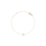 白背景に配置したCrystal Zodiac Chain Bracelet Gold（獅子座モデル）の全体画像です。細身のゴールドチェーンの下部には、クリスタルでデザインされた獅子座のシンボルが小さく輝いています。上部にはブランドプレートやアジャスターリング、ロブスタークラスプが確認できます。