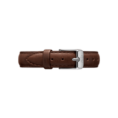 ダニエルウェリントンのBristol Strap Silverを正面から撮影したクローズアップ画像です。ダークブラウンの本革ストラップの自然な風合いと、フラットに仕上げられたシルバーピンバックルの細部までご確認いただけます。