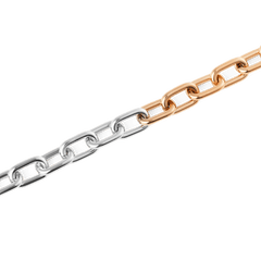 Contrast Link Necklaceのチェーン部分を斜めから捉えたディテール写真です。シルバーとローズゴールドのリンクが連なるデザインで、ポリッシュ仕上げによる光沢の違いが際立ちます。