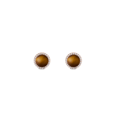 Daniel Wellington Audrey Earrings Tiger Eye Rose Goldは、ドーム型のタイガーアイをホワイトキュービックジルコニアのヘイローで囲んだスタッドピアスです。琥珀色からブラウンへと流れる絹糸のような縞模様が魅力的な一品です。